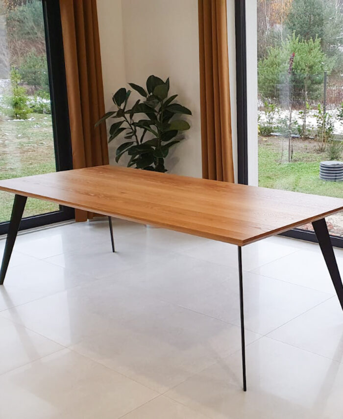 stół dębowy ze stelażem z płaskownika