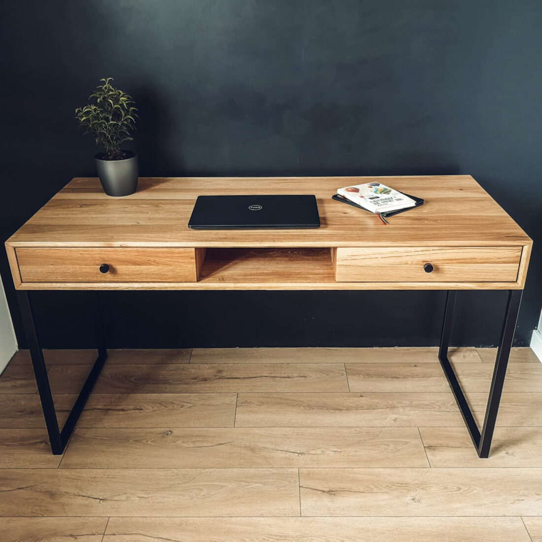 biurko z blatem dębowym i metalowym stelażem