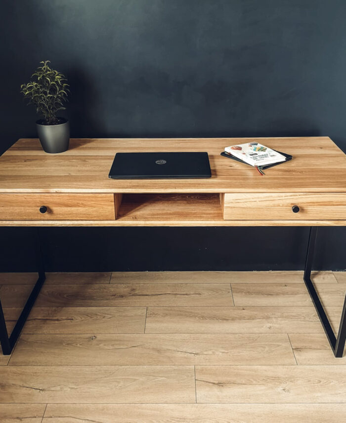 biurko z blatem dębowym i metalowym stelażem