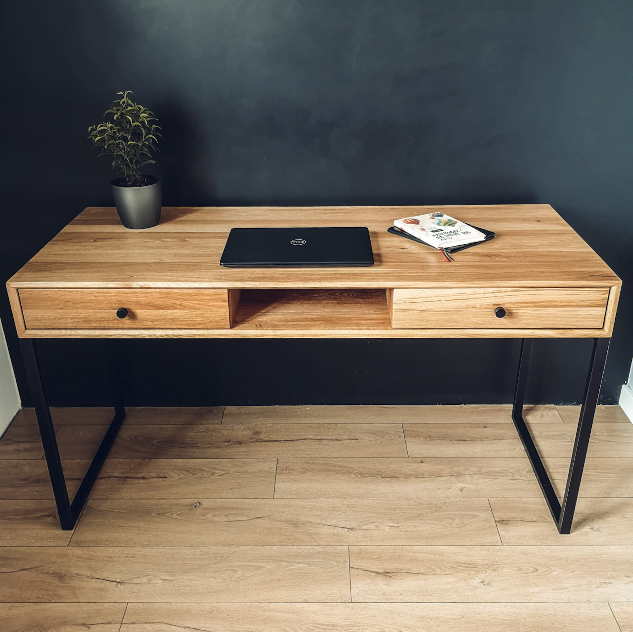 biurko z blatem dębowym i metalowym stelażem